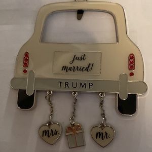 ❤️Trump Just Married Picture Ornament & Pouch
